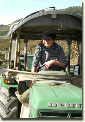 Beate op de tractor